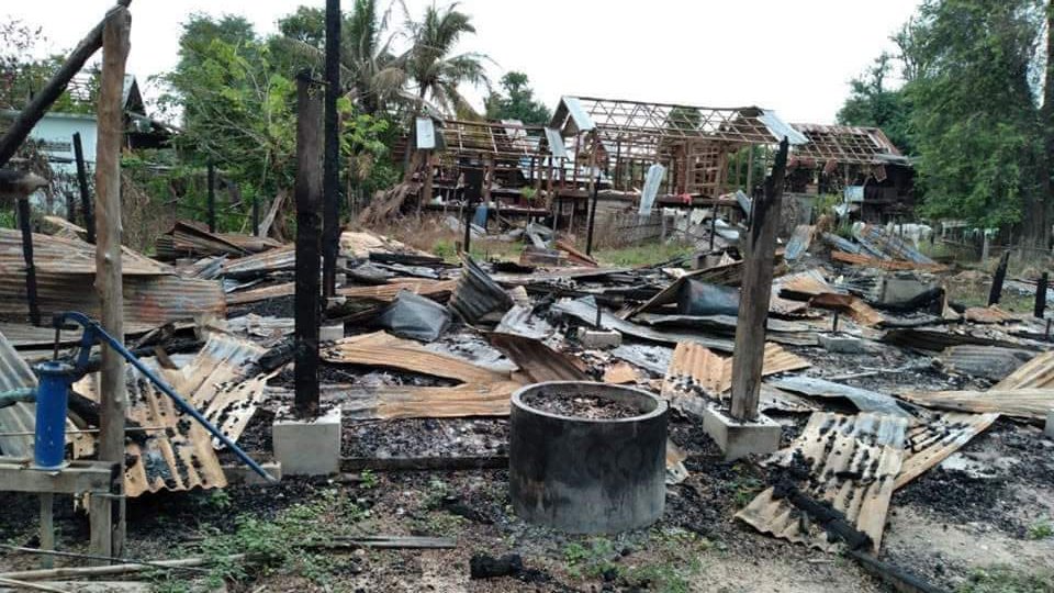 kayaprilnyein1's tweet photo. Junta Troops marched to Sin Thin from Leik Chan village, set on fire tants, farms along with villages.

Then, They arbitrarily abducted and shot dead 3 innocent residents from ShweKyinTaw near Sin Thin village yesterday. (1/2)

#WarCrimesOfJunta #Dec8Coup
#WhatsHappeningInMyanmar https://t.co/389pnk6P9H