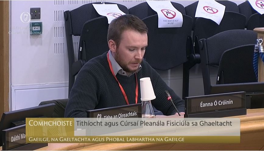 CnaG's tweet photo. Éanna Ó Cróinín ag labhairt  anois ar son @pleanteanga
os comhair Chomhchoiste na Gaeilge, na Gaeltachta agus Phobal Labhartha na Gaeilge https://t.co/kFGFeTmJw0