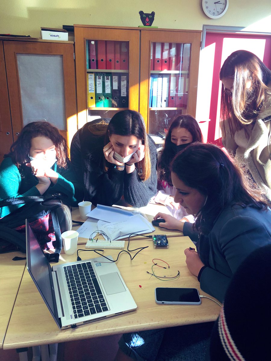 Anaimont9's tweet image. A great afternoon spent at L’Archet middle school with @DamienLaurent10 and his *La Fabrique* project team! An amazing initiative!💻👌and presentation of our Erasmus+ project with STM32 @lets_steam_eu #MScSmartedtech  #stm32 #letsteam #GameBasedLearning #blockprogramming #linelab