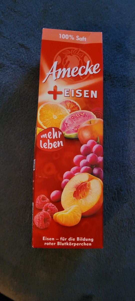 FrauFichte's tweet photo. Bin am 01.01.22 übrigens seit 16 Jahren Vegetarier und gegen all die furchtbar vielen Mängel die man dadurch bekommt geh ich so vor: 

Ich trinke ein Tetrapack Saft... ca. einmal im Monat... ein schweres Los. 😔

#twitch #veggi #wearblackeatplants https://t.co/EZ21VxekPG