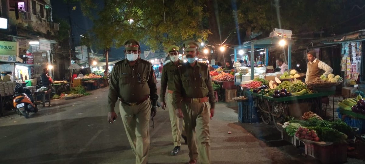 east_dcp's tweet photo. #CPLko @dhrubathakur के मार्गदर्शन मे #DCPEastLko @AmitKAnandIPS के निर्देशन में अपराध नियंत्रण एवं सुरक्षा व्यवस्था के दृष्टिगत पूर्वी जोन लखनऊ के थाना/चौकी प्रभारियों द्वारा पुलिस बल के साथ सार्वजनिक/महत्वपूर्ण मार्गों, बाजारों, चौराहों, पर पैदल गश्त कर चेकिंग की गई।
#UPPolice https://t.co/YfoAF54gI6