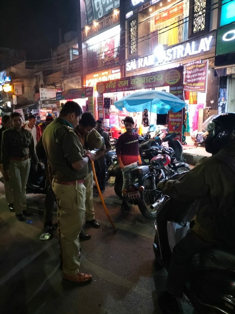 east_dcp's tweet photo. #CPLko @dhrubathakur के मार्गदर्शन मे #DCPEastLko @AmitKAnandIPS के निर्देशन में अपराध नियंत्रण एवं सुरक्षा व्यवस्था के दृष्टिगत पूर्वी जोन लखनऊ के थाना/चौकी प्रभारियों द्वारा पुलिस बल के साथ सार्वजनिक/महत्वपूर्ण मार्गों, बाजारों, चौराहों, पर पैदल गश्त कर चेकिंग की गई।
#UPPolice https://t.co/YfoAF54gI6