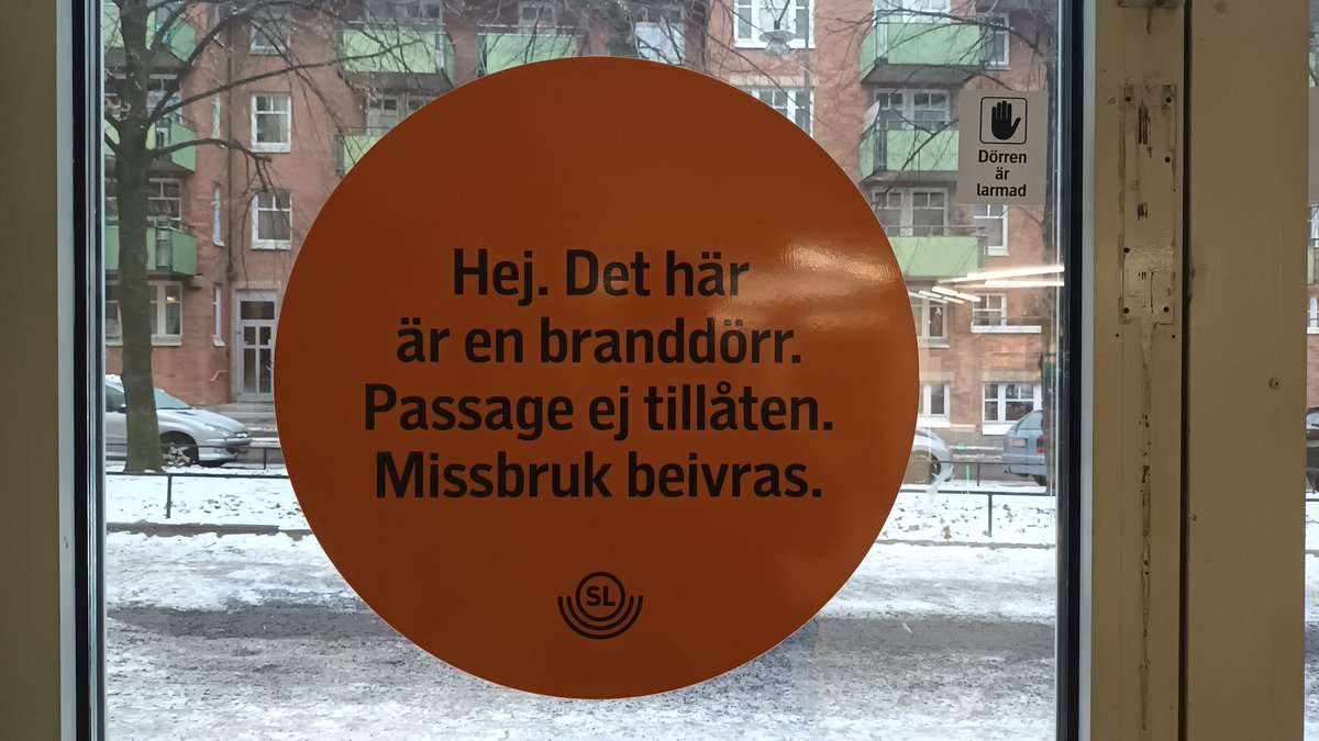 OmJagSomnar's tweet photo. Intressant skylt. Börjar med ett ledigt men stramt "Hej." Förklarar sen pedagogiskt, nästan som till ett barn, dörrens funktion. Sedan: ett drastiskt stilskifte åt det formella! Nominalisering! Utelämnat kopulaverb! Till sist får byråkratprosan blomma ut helt: "Missbruk beivras." https://t.co/BRjGLS0Eqm