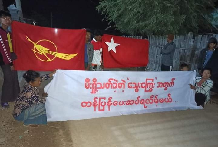 Banging Pots and Pans night strike with shouting slogans to overthrow Military Dictatorship in Letpadaung, Salingyi.

#EndImpunity #Dec8Coup 
#WhatsHappeningInMyanmar