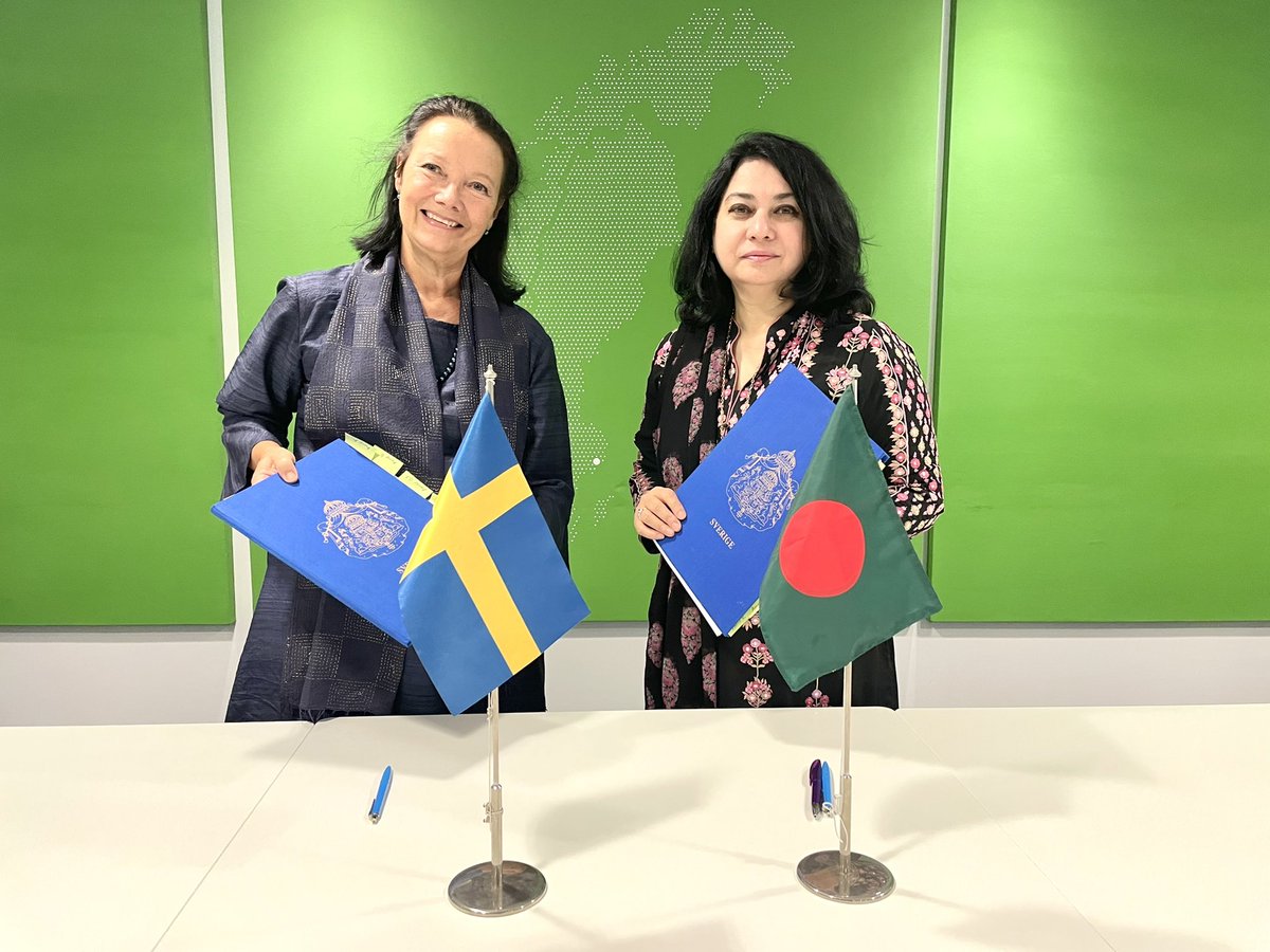 SwedeninBD's tweet photo. @SwedeninBD & @CPDbd ✍️an agreement to cooperate on the promotion of a #GreenTransition in 🇧🇩 #textile & #RMG-sector through feasible policy measures. #GreenTransition of the #textile & #RMG-sector is🔑 for #BuildingBackGreener & enabling employment opportunities for women &youth https://t.co/NRpdZipbkY
