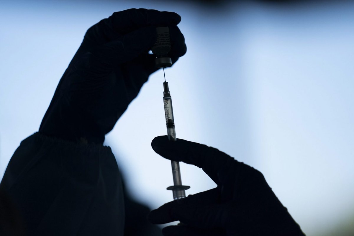 CityNewsVAN's tweet photo. Pfizer-BioNTech says its COVID-19 booster shot appears to provide strong protection against the Omicron variant https://t.co/wniA5IzXJ8 https://t.co/DSXZnQVprf