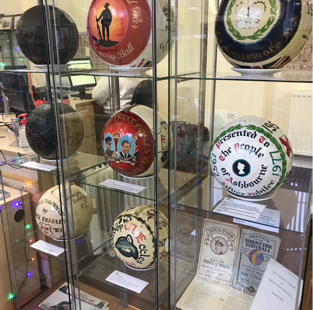 Call into the <a href="/AshbourneMuseum/">Ashbourne Historical Centre</a> located in #Ashbourne Town Hall and take a look at the great artefacts on display, highlighting some of the wonderful history and events of our Town
ashbournetowncouncil.gov.uk/tourist-inform…