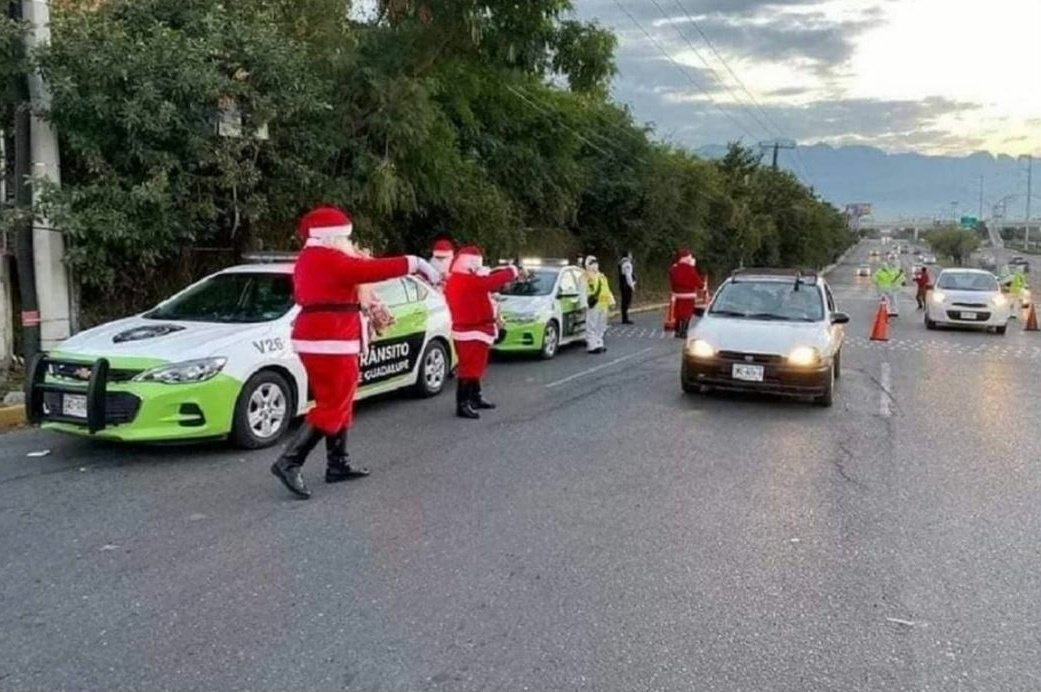 pasenavergt's tweet photo. Felices fiestas les desea la PMT. https://t.co/rCvVN2K9yL