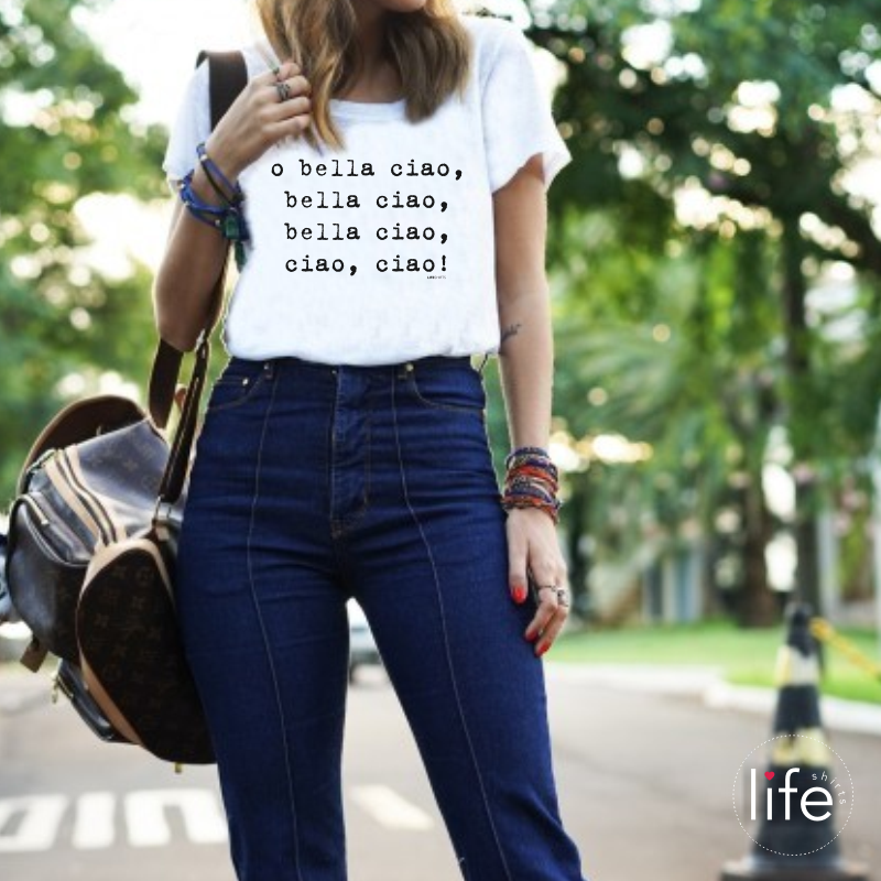 lifeshirts8's tweet photo. Uma t-shirt da Life e uma bolsa cheia de ouro após sair viva do Banco da Espanha = tudo pra mim 🤣😅💰👚👕
E aí, quem já terminou de ver La Casa de Papel? O que acharam?
#lacasadepapel #LaCasaDePapel5 #Netflix #camisetas #tshirts #lifeshirts #camisetasdeseries #bellaciao https://t.co/zoTC275KK5
