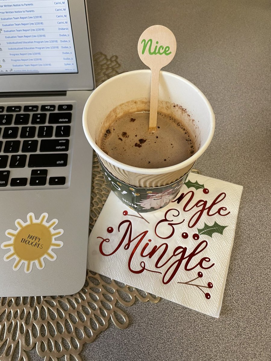 Hot chocolate cart and Christmas music to start the morning 🎄 thanks <a href="/JackiSturm/">JacquelineSturm</a> 😍