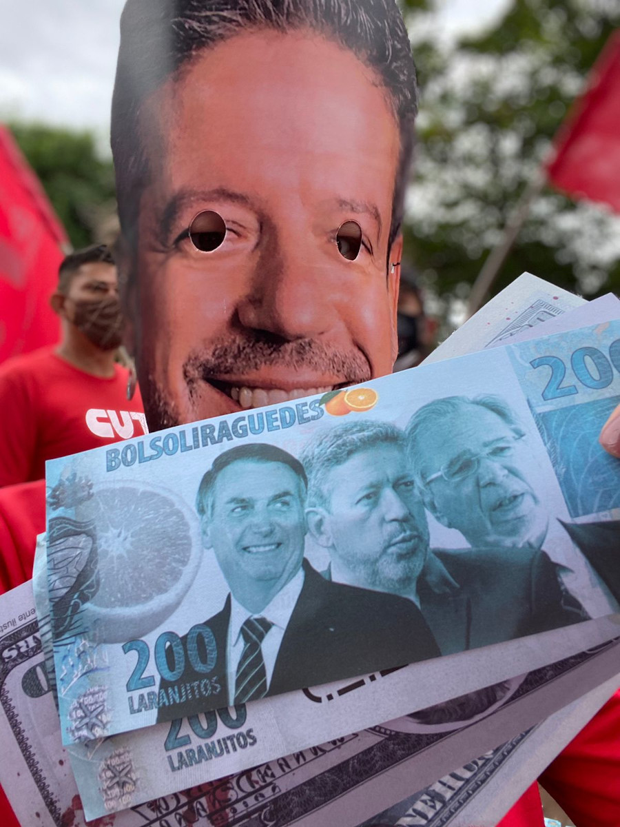 adusp_oficial's tweet photo. Dia Nacional de Luta contra a PEC 32!
Agora na residencia oficial do Presidente da Câmara Arthur Lira! Se votar na PEC não vai ter reeleição! #contraapec32 #servidoresemluta #andes #naoapec32 https://t.co/11l6U54mDo