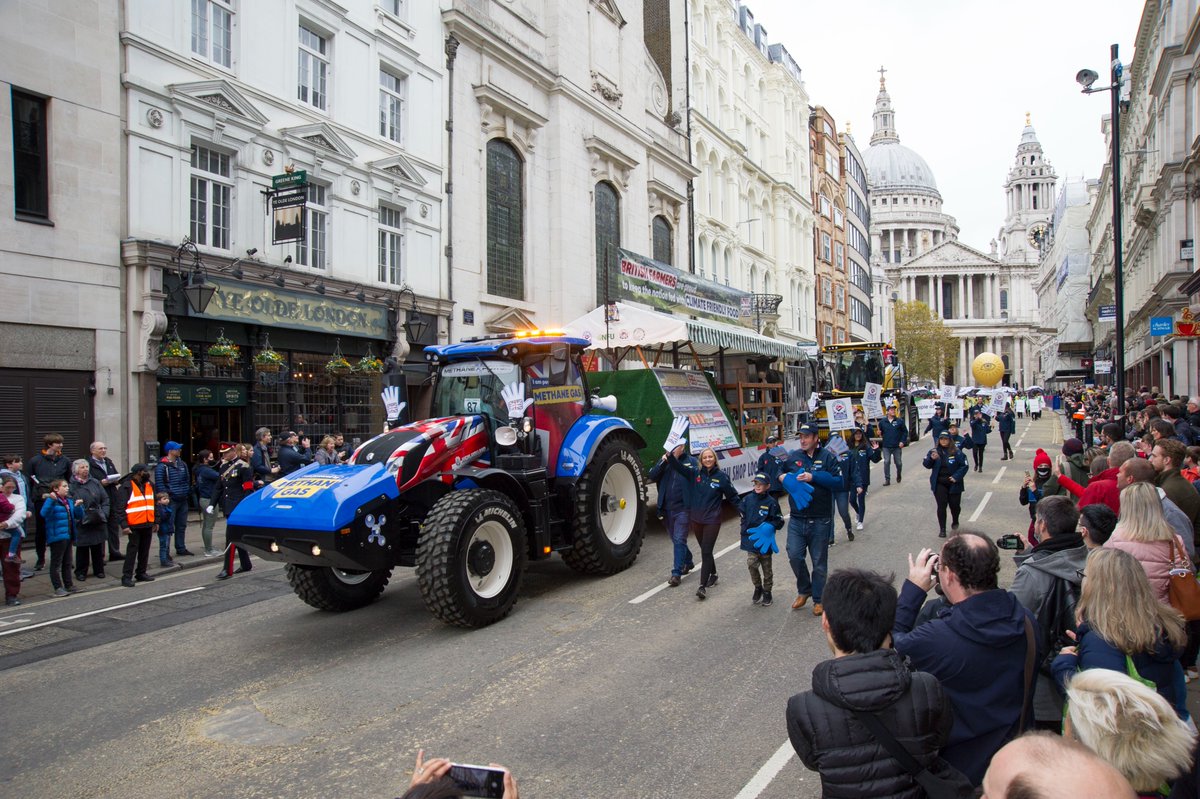 'The positive reaction to agriculture in the urban environment gives me hope for the future of the industry across the country.' Our former Student & Young Farmer Ambassador @laurendavid481 writes about her last official event with us ➡️ ow.ly/f4jQ50H69zI #lordmayorsshow