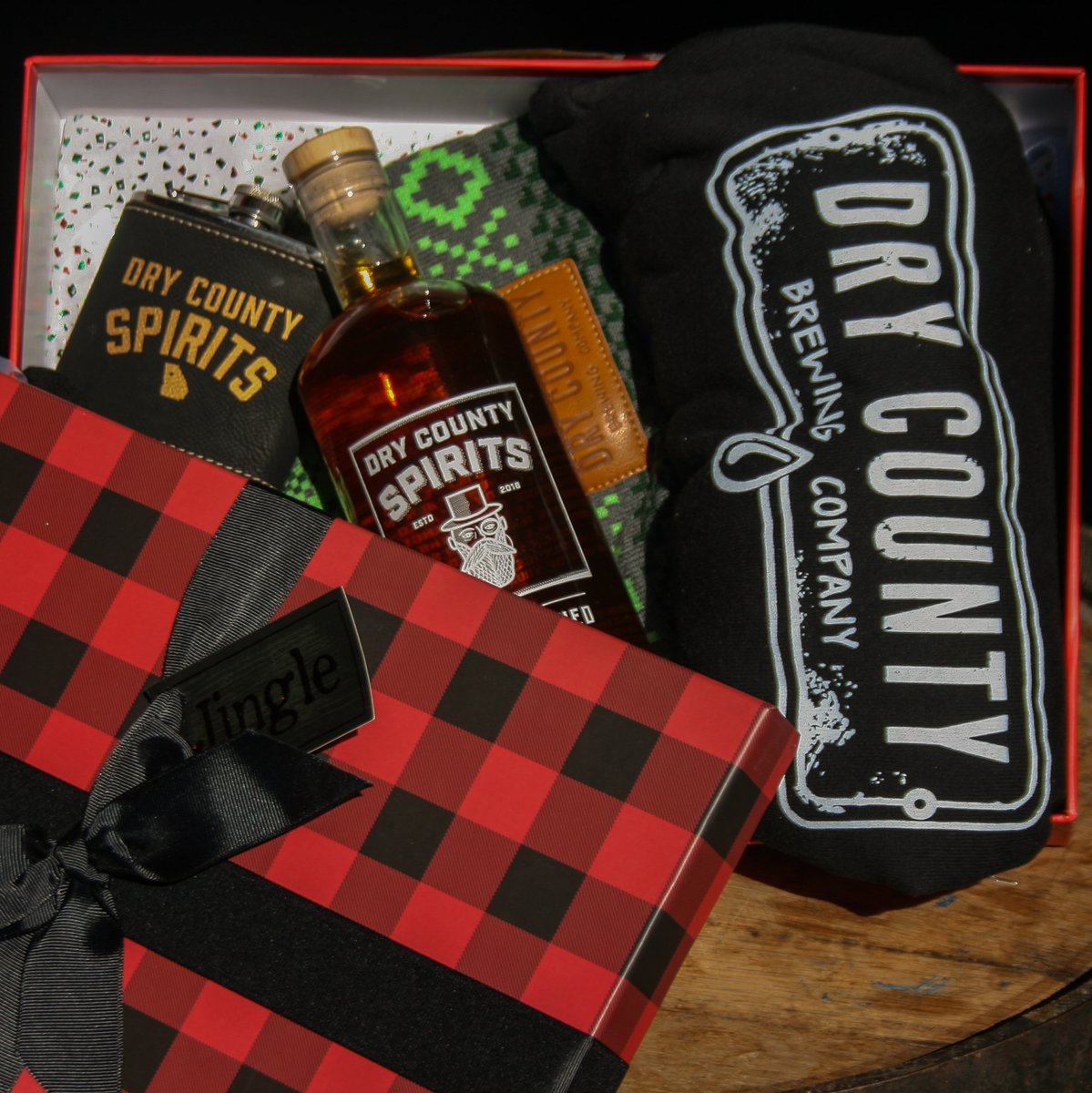 DryCountyBrewCo's tweet photo. Grab a drink while you check names off of your holiday shopping list! Drop in the brewery 12p-10p and check out our seasonal merch and to-go options for the Dry County fans on your list this year!
#drinklocal #shoplocal #onlyinga #makeyourrun https://t.co/eSEquwbm1r