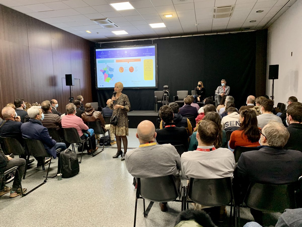 enedisOccitanie's tweet photo. En direct du Forum @Energaia_  Sylvie Maurand @enedis explique l’autoconsommation ☀️.
Le nombre de projets est en constante évolution en France 📈. L’autoconsommation collective permet un partage d’énergie verte et locale ☘️ #TransitionEcologique https://t.co/7HMSmS6sKz
