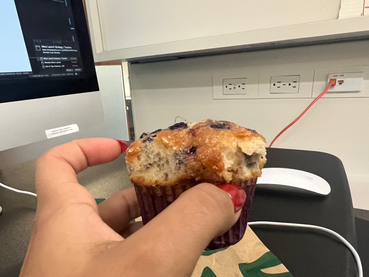 SamEncaladaa's tweet photo. Just picked up this hairy blueberry muffin at the @Starbucks on bird road and 67th ave in Miami, Florida. See pictures attached for reference🥸 &amp; if it has a hair… I send it back!!! https://t.co/YQsEqvPAiY