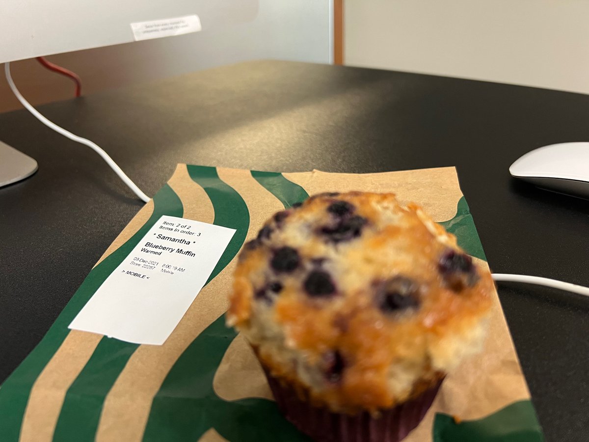 SamEncaladaa's tweet photo. Just picked up this hairy blueberry muffin at the @Starbucks on bird road and 67th ave in Miami, Florida. See pictures attached for reference🥸 &amp; if it has a hair… I send it back!!! https://t.co/YQsEqvPAiY