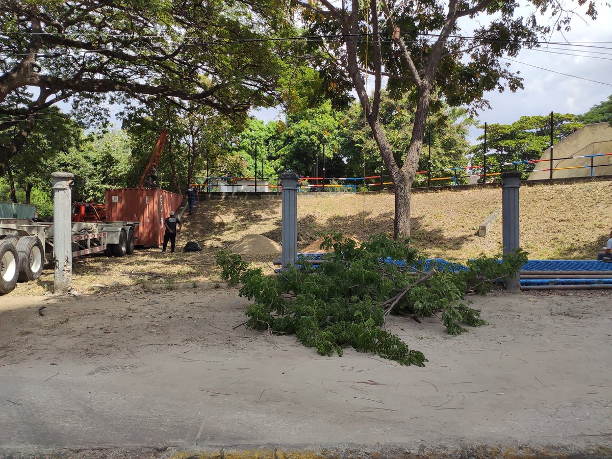 sembramostodos's tweet photo. Transformar a la Concha Acústica de #Maracay en un "peladero de chivo" no considerando que los #árboles son parte de su patrimonio, además de ir en contra de la arquitectura ecológica, contradice el espíritu de la ley de bosques, de la cual las alcaldías son garantes. https://t.co/IxaolRBybz