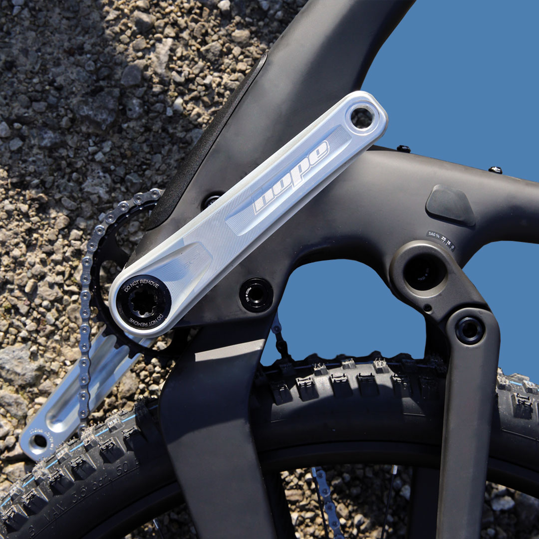 Hopetech's tweet photo. We were lucky enough to get our hands on one of the new @bikeonscott Spark Trail's...
Stealth matte black mixed with our lightweight parts, including the new Fortus 30 Single Cavity rims, XCR brakes & carbon bars. This thing is a lot of fun.👌🏻
#bikecheck #hopetech #FunisFast https://t.co/KeFs8uzeEU