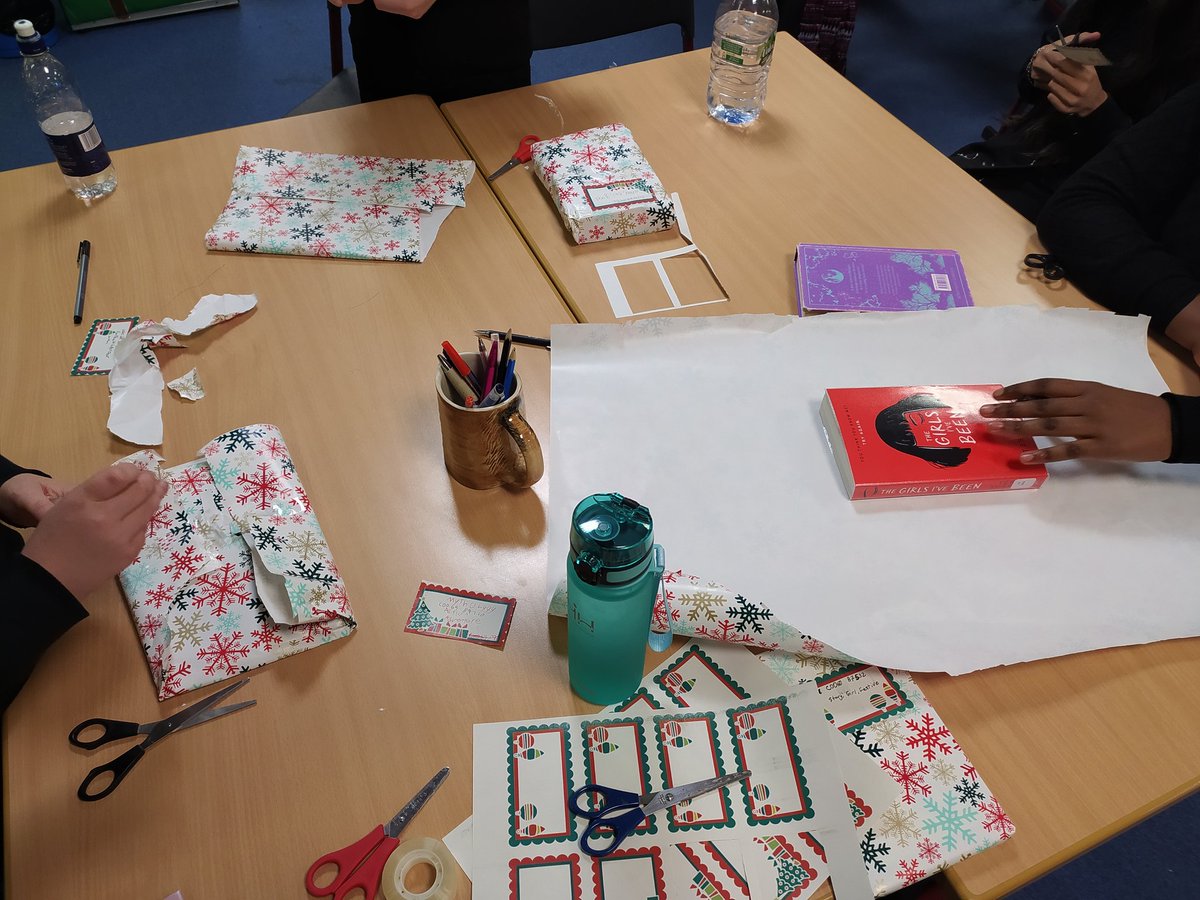 stmungo_library's tweet photo. The Chief readers are wrapping some books for a special Christmas display 🤩🎁📚
#Library #ChristmasDisplay #BookWrap #BookLover https://t.co/X7OeL6iX5n