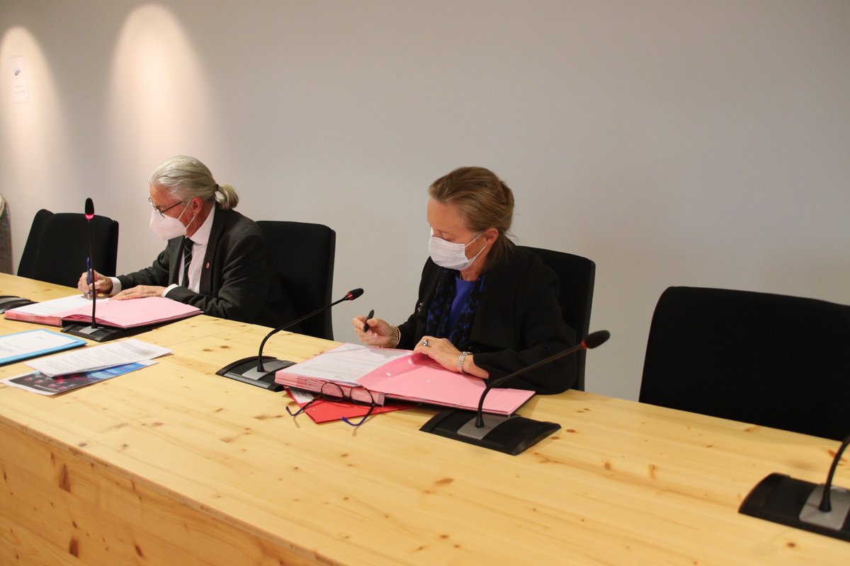 Prefet01's tweet image. #FranceRelance | La préfète et le président de la @CCPA01,  Jean-Louis Guyader, ont ✍️ le #CRTE 
"Un levier clef pour soutenir des projets(...) au service du territoire de la #PlainedelAin"
+ d'infos sur le #CRTE 👉 ow.ly/QbwO50GaVKW