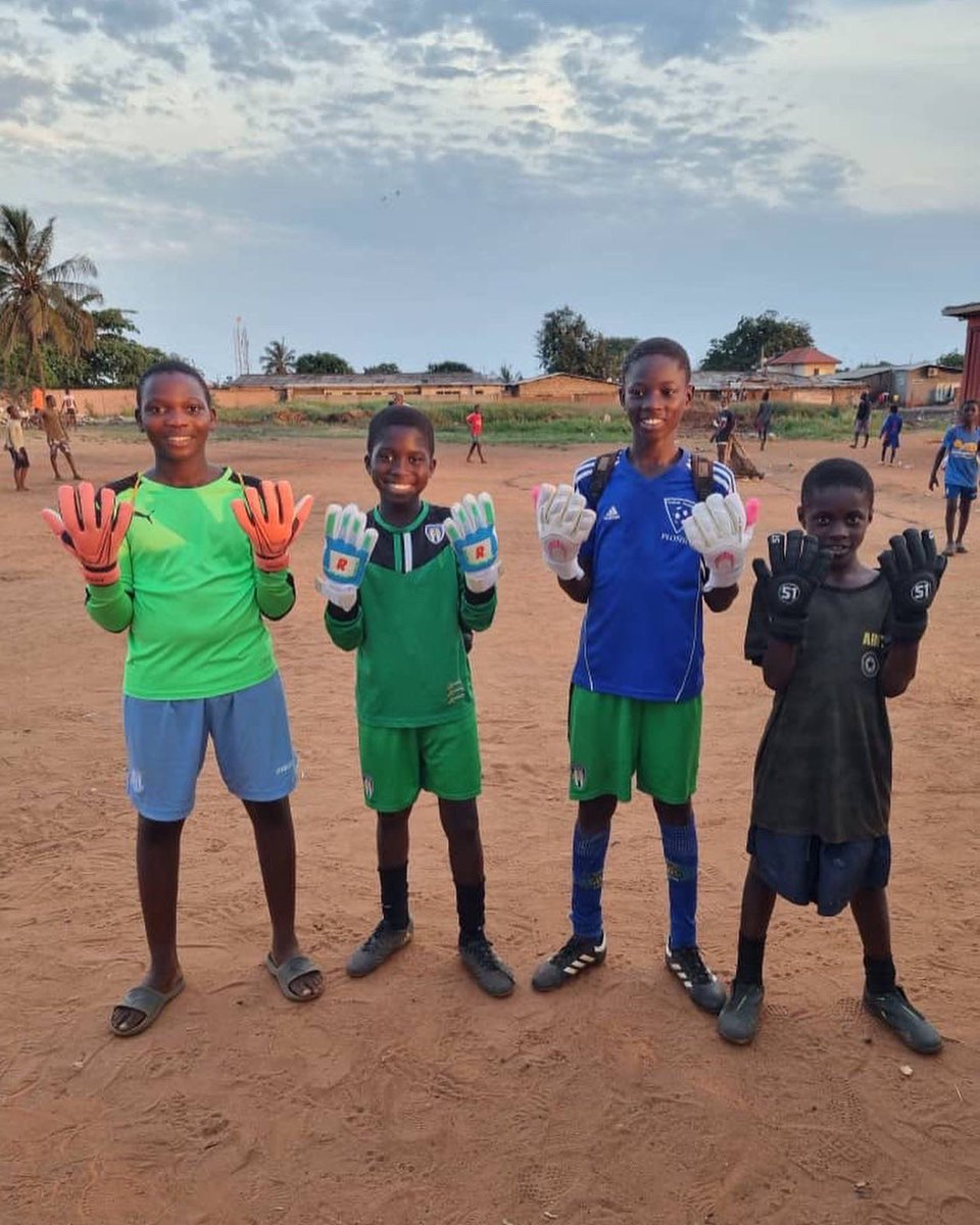Getting your old gloves to those in-need, here we teamed up with <a href="/sals_shoes/">SalsShoes</a> to get these goalkeeper gloves in the hands of those who can’t afford gk gloves #weareall1