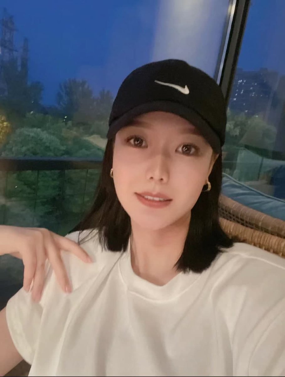 MengqiXin's tweet photo. Self-portraits after dinner are in a beautiful mood. https://t.co/iBaWprj20R
