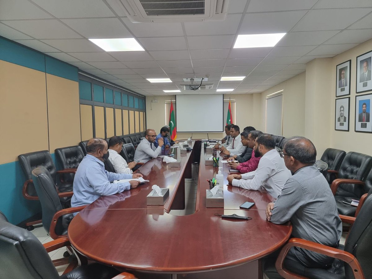 GaAtollCouncil's tweet photo. ގއ.އަތޮޅުގައި މާލީ ގޮތުން ހުރި ކަންބޮޑުވުންތަކަށް ޙައްލު ހޯއްދަވައިދެއްވާނެކަމުގެ ފުރިހަމަ ޔަޤީންކަންމިނިސްޓަރ އޮފް ފިނޭންސް އިބްރާހިމް އަމީރު މިއަދު ދެއްވައިފި. ޝުކުރިއްޔާ މިނިސްޓަރ!  @iameeru https://t.co/zjvoCzE4Q2