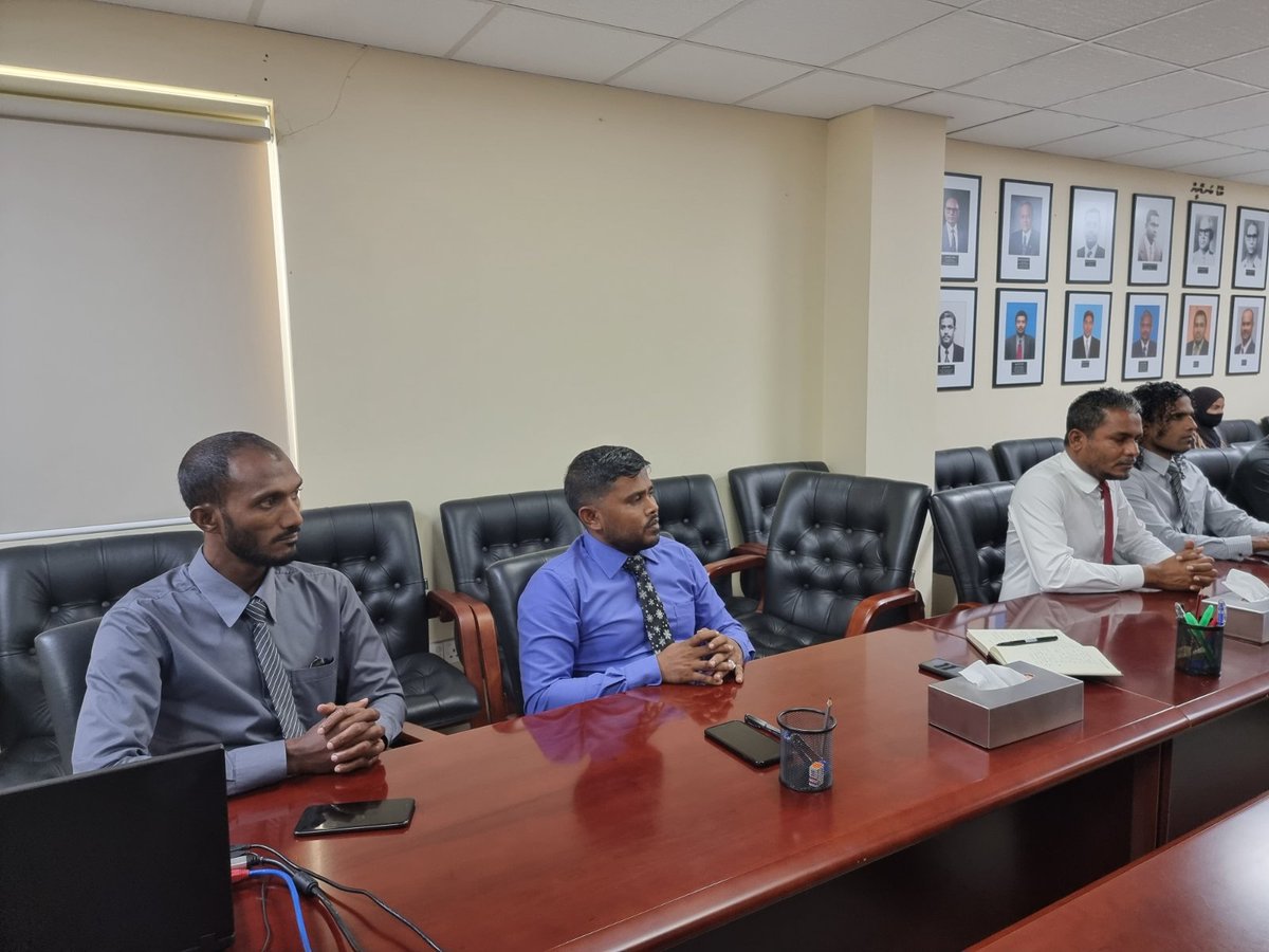 GaAtollCouncil's tweet photo. ގއ.އަތޮޅުގައި މާލީ ގޮތުން ހުރި ކަންބޮޑުވުންތަކަށް ޙައްލު ހޯއްދަވައިދެއްވާނެކަމުގެ ފުރިހަމަ ޔަޤީންކަންމިނިސްޓަރ އޮފް ފިނޭންސް އިބްރާހިމް އަމީރު މިއަދު ދެއްވައިފި. ޝުކުރިއްޔާ މިނިސްޓަރ!  @iameeru https://t.co/zjvoCzE4Q2