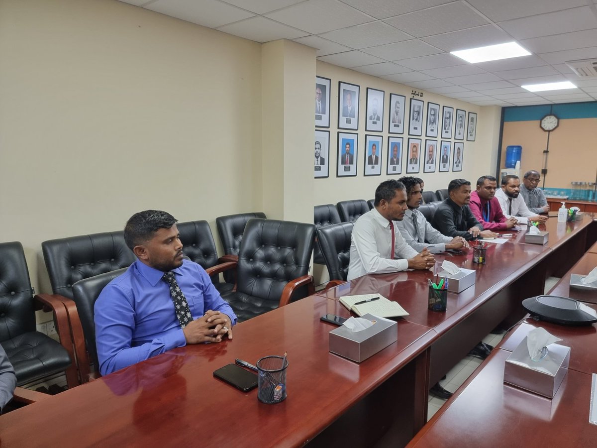 GaAtollCouncil's tweet photo. ގއ.އަތޮޅުގައި މާލީ ގޮތުން ހުރި ކަންބޮޑުވުންތަކަށް ޙައްލު ހޯއްދަވައިދެއްވާނެކަމުގެ ފުރިހަމަ ޔަޤީންކަންމިނިސްޓަރ އޮފް ފިނޭންސް އިބްރާހިމް އަމީރު މިއަދު ދެއްވައިފި. ޝުކުރިއްޔާ މިނިސްޓަރ!  @iameeru https://t.co/zjvoCzE4Q2