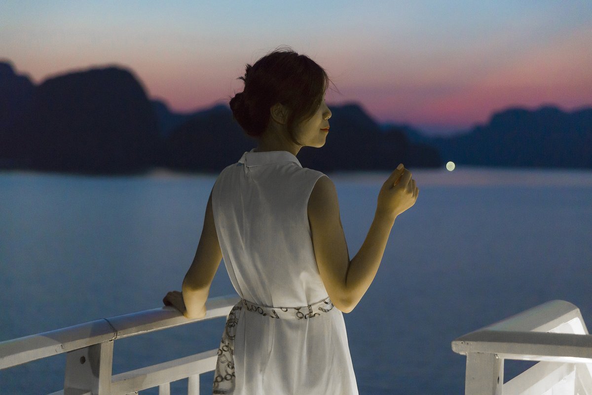HeritageLine's tweet photo. Halong Bay Cruise
Day 1 of 3 (Evening)

Halong Bay reveals its beauty during the ‘blue hour’ sunset.

Learn some classic Vietnamese recipes with our cooking class, followed by a barbecue feast (Jasmine guests) and evening squid fishing.

Full itinerary:
https://t.co/HUWnigir7v https://t.co/eRwrkKoWo4