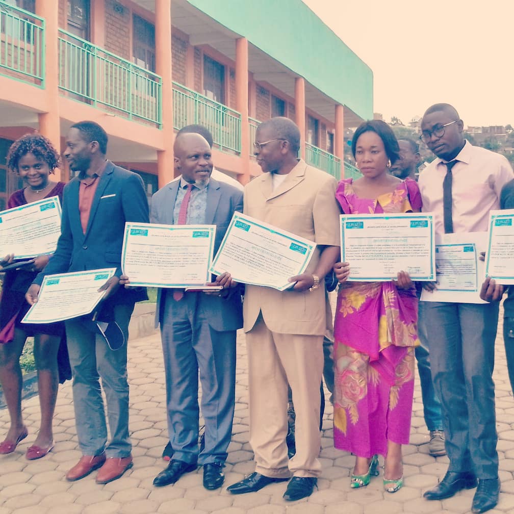 mwanamke_kesho's tweet photo. Ce dernier dimanche notre coordinatrice @MaroyGrace a été primé avec d'autres leaders des organisations des jeunes et de la société civile au Sud Kivu, par #JEUD, pour son travail pour les droits humains et particulièrement la promotion des droits de jeunes filles au Sud Kivu. https://t.co/0o1glLbOro