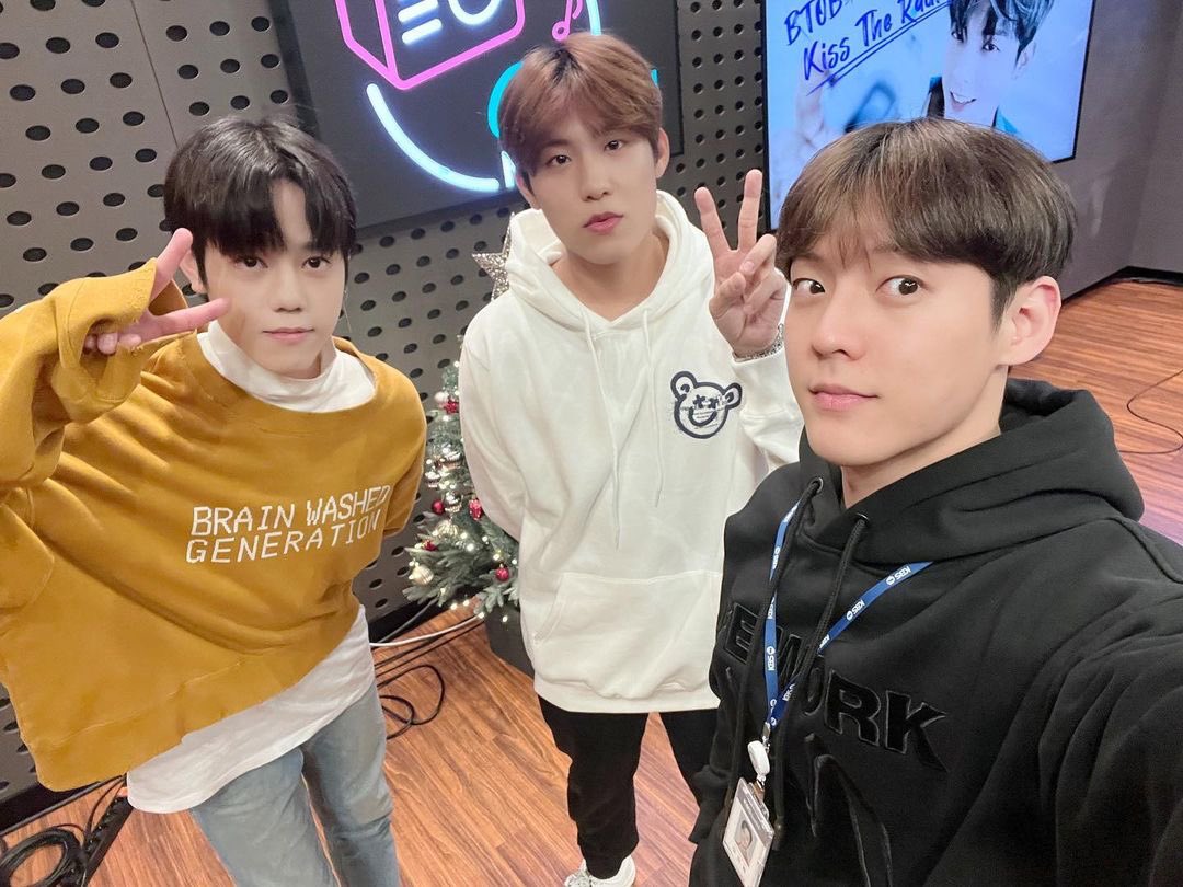 newflyingbr's tweet photo. [#IG] Atualização do @/btob.kiss.the.radio com #Hun, Minhyuk do BTOB e Woojin do AB6IX após “Hello Melo?”.
 
@NFlyingofficial 
#NFlying #엔플라잉 
#ChaHun #차훈 https://t.co/gtEzGsxY0Y