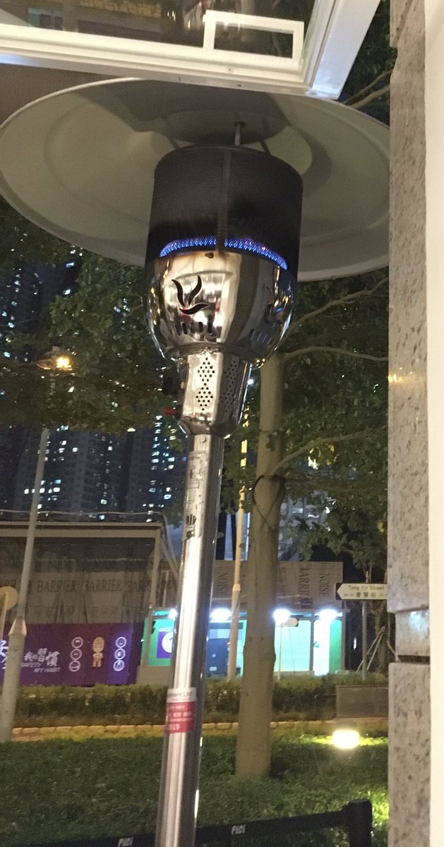 In a city a bit serious in addressing climate change, this is simply banned. It’s not even cold now in HK, it’s 19°C!