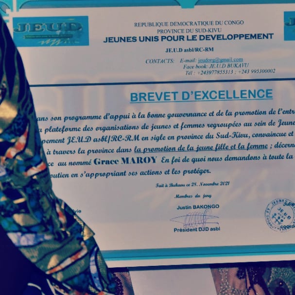 mwanamke_kesho's tweet photo. Ce dernier dimanche notre coordinatrice @MaroyGrace a été primé avec d'autres leaders des organisations des jeunes et de la société civile au Sud Kivu, par #JEUD, pour son travail pour les droits humains et particulièrement la promotion des droits de jeunes filles au Sud Kivu. https://t.co/0o1glLbOro