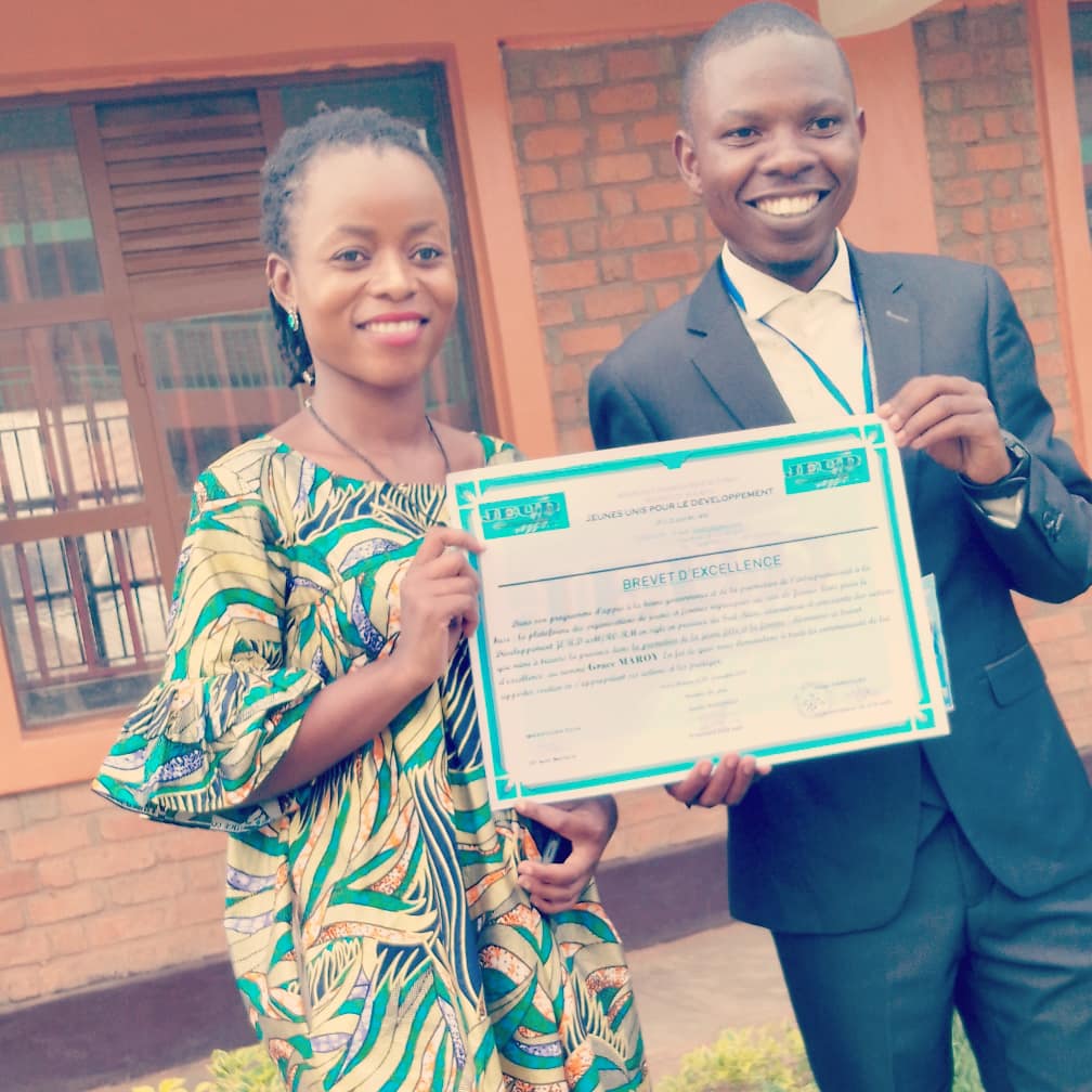 mwanamke_kesho's tweet photo. Ce dernier dimanche notre coordinatrice @MaroyGrace a été primé avec d'autres leaders des organisations des jeunes et de la société civile au Sud Kivu, par #JEUD, pour son travail pour les droits humains et particulièrement la promotion des droits de jeunes filles au Sud Kivu. https://t.co/0o1glLbOro