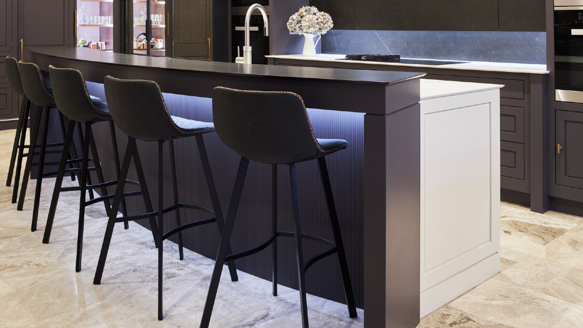 InfoHandesign's tweet photo. 2/2 With a smart dark grey composite stone top, it’s a great spot for casual dining or drinks with the chef!
#kitchen #kitchendesign #kitcheninspo #interiordesign #interiors #interiorsinspo #bartop #design #interiorarchitecture #interiorstyling #barseating #madeintheUK #homedecor https://t.co/ziGchXI8eh