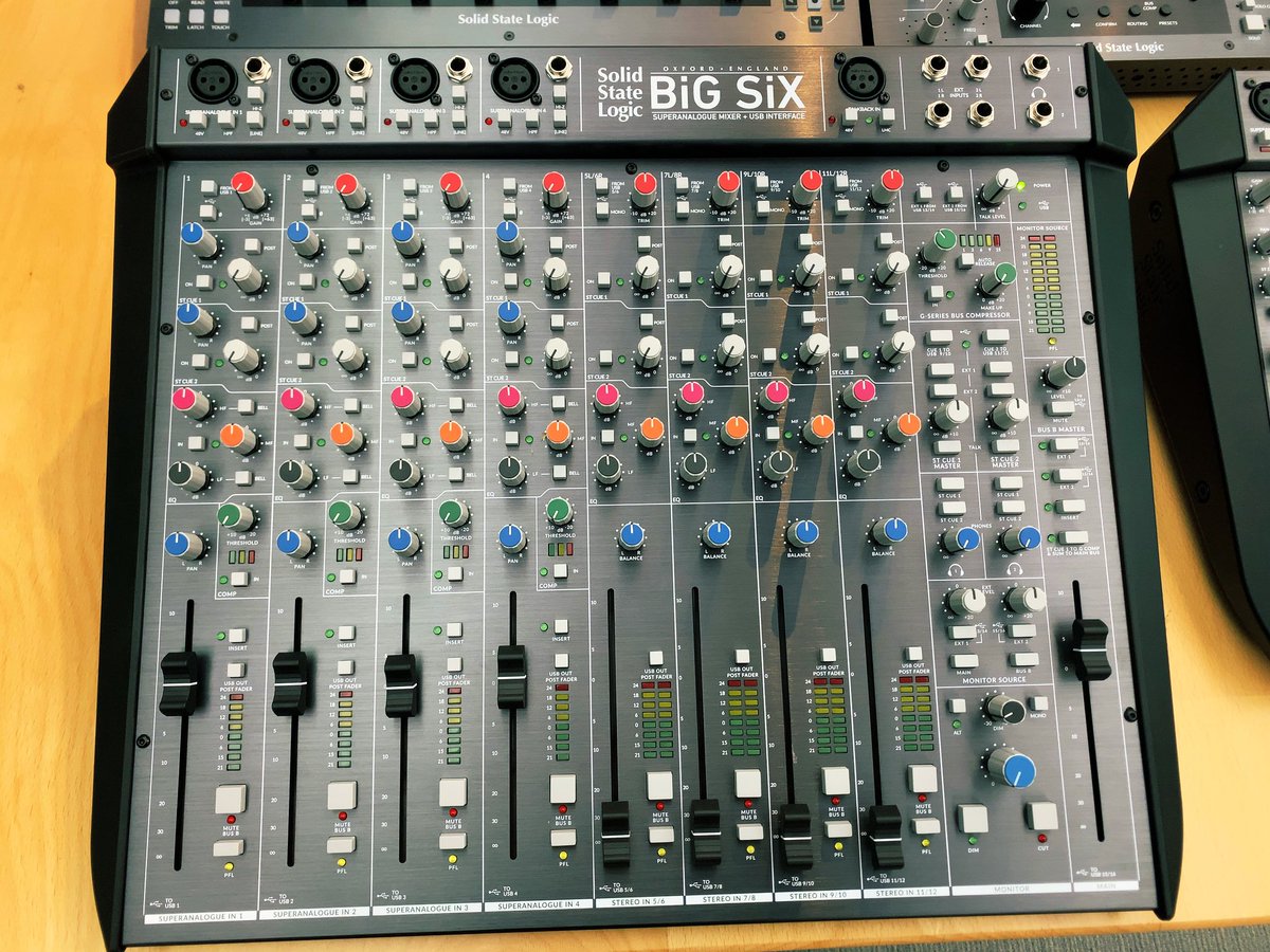 hontea's tweet photo. ロックオンさんにエイプリルフールのネタみたいな機材が置いてた。
まさかのオーディオインターフェイス機能付き…
#sslbigsix https://t.co/nnV9dhT57c