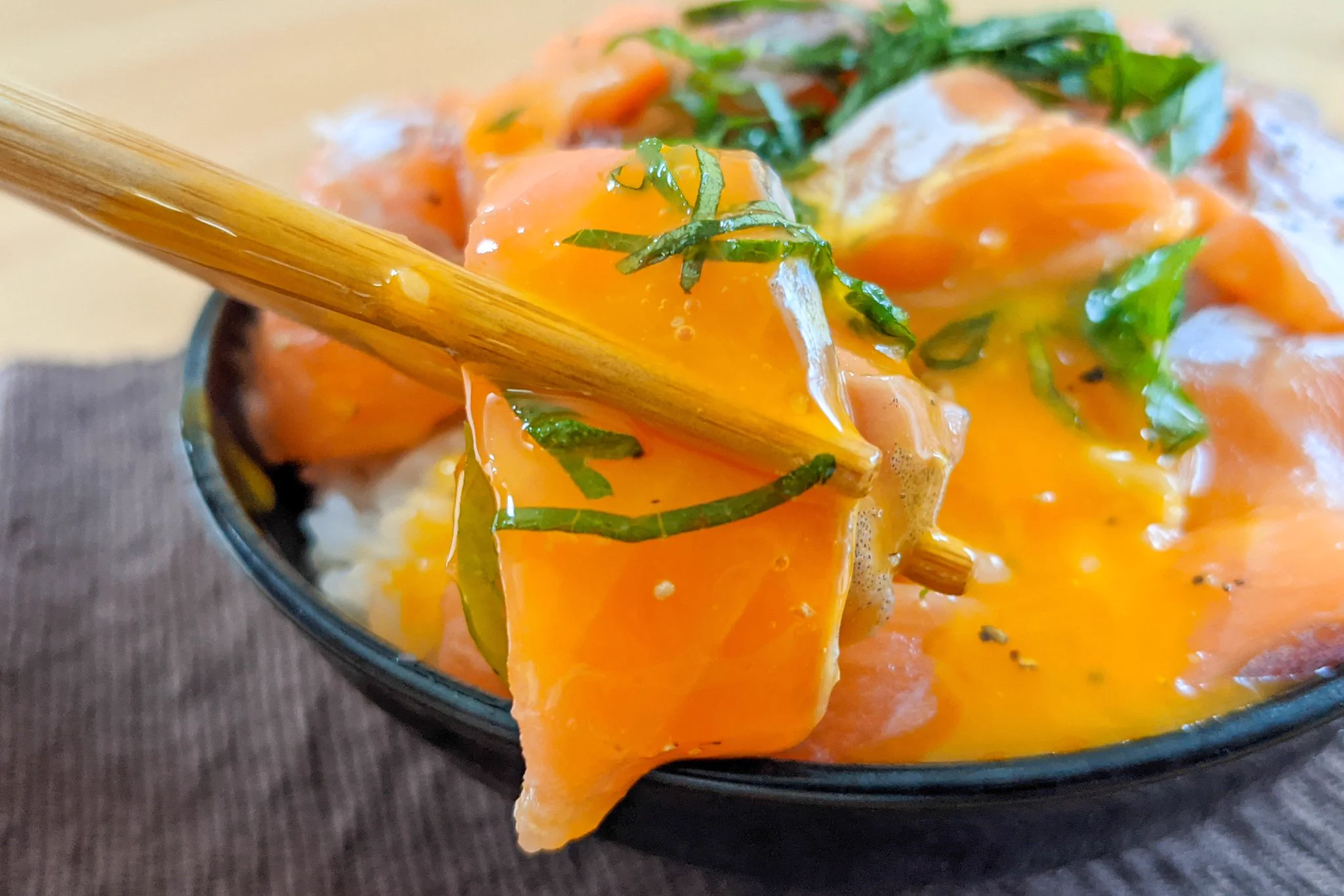箸が止まらない！サーモン塩ユッケ丼レシピ！