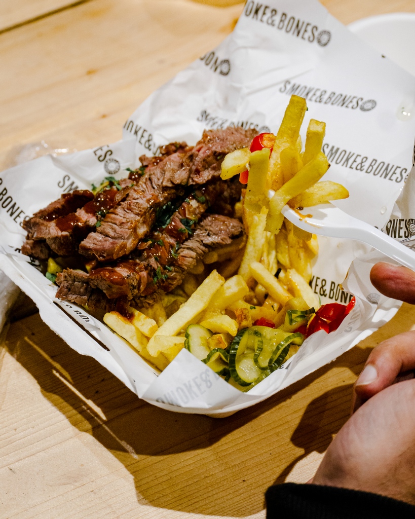 smokeandbonesuk's tweet photo. You just can't go wrong with a good plate of Steak &amp; Chips! Have you tried it yet from our stall at Flat Iron Square? Comes with pickles and brisket gravy on top - available every Tuesday to Sunday!

#smokeandbones #steakandchips #toplondoneats #londonfood #smokedbbq #bavette https://t.co/c1C9LDZow6