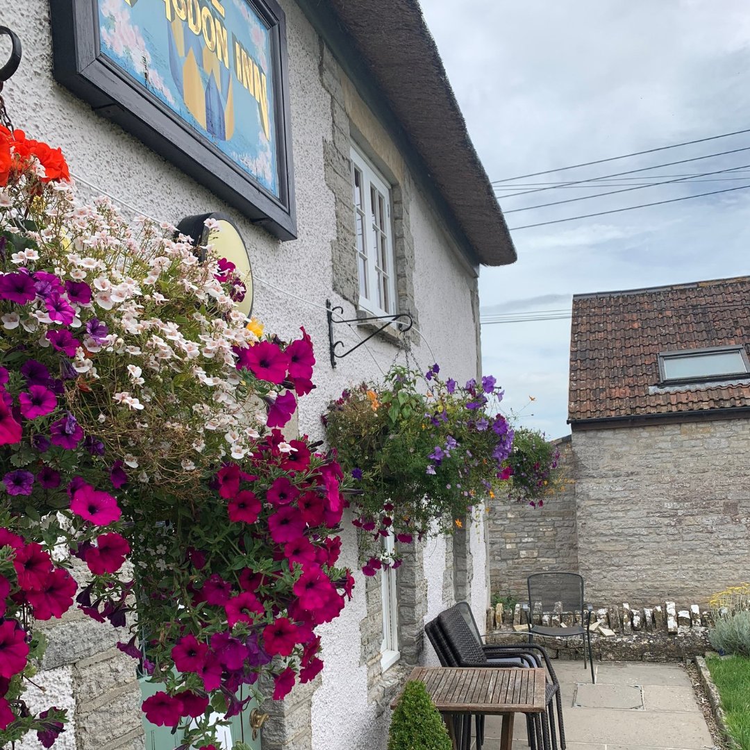 InnKingsdon's tweet photo. We are excited for Spring! But first... Christmas! 🎄

You can view our delicious menu and book a table for up to 12 guests on our website: https://t.co/3zWve8xlzM 🎁

#christmas2021 #kingsdoninn #christmasbookings #partybookings #awardwinning https://t.co/KTuDkiw8Dw
