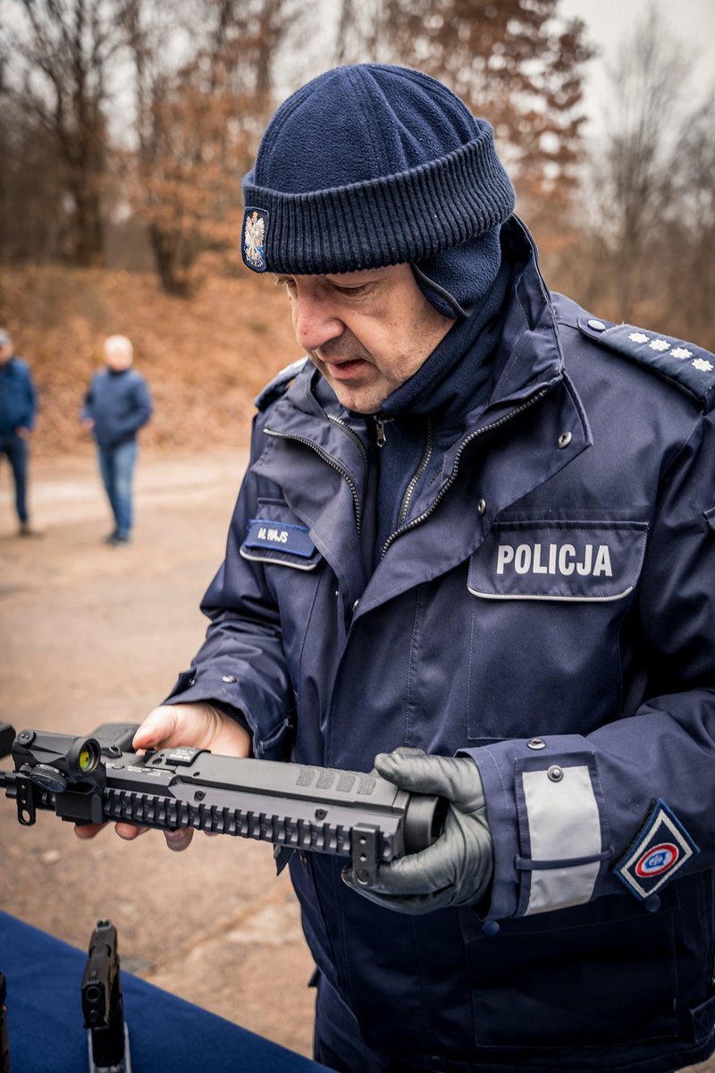 PGZ_pl's tweet photo. #FBRadom wspólnie z #Dezamet zorganizowała pokaz granatnika samodzielnego 40x46mm oraz innego uzbrojenia dla @PolskaPolicja. Przedstawiciele Komendy Głównej docenili nie tylko celność i funkcjonalność broni, ale też jej niewielką wagę i kompaktowość #pgz @MAPGOVPL @MSWiA_GOV_PL https://t.co/k9Cnsgws2j