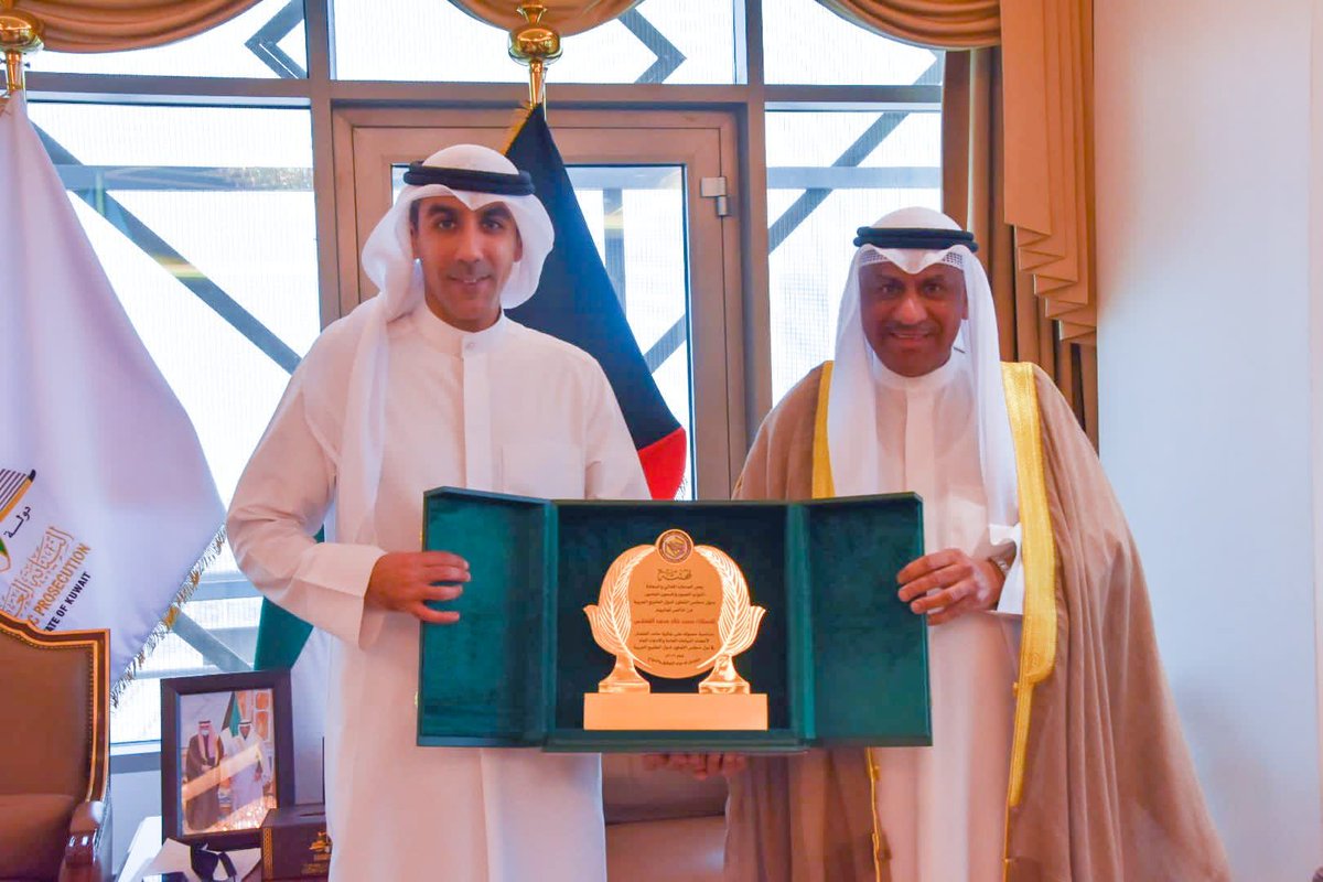 AlraiMediaGroup's tweet photo. العسعوسي يكرم محمد الغملاس بمناسبة منحه «جائزة حامد العثمان للتميز» لدول #الخليج 

 https://t.co/nGH0ahxCi9 https://t.co/zEtLchH838