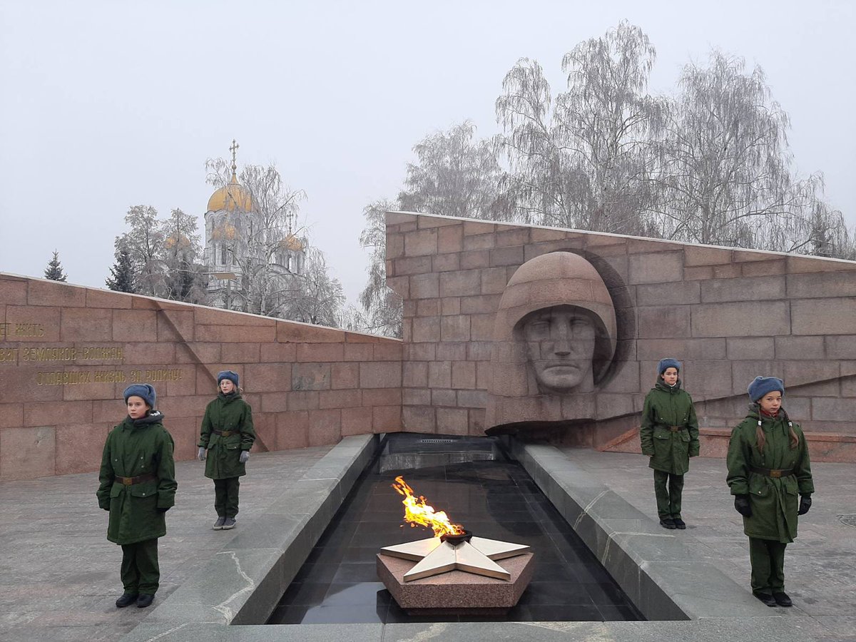 imangulova_a's tweet photo. Накануне Дня Героев Отечества юнармейцы отряда «Звезда» @school63samara несли Почетную вахту на Посту № 1 у Вечного огня. Особенно запоминающимся этот день стал для тех, кто впервые заступил на вахту! https://t.co/ghkpj0Ldyi