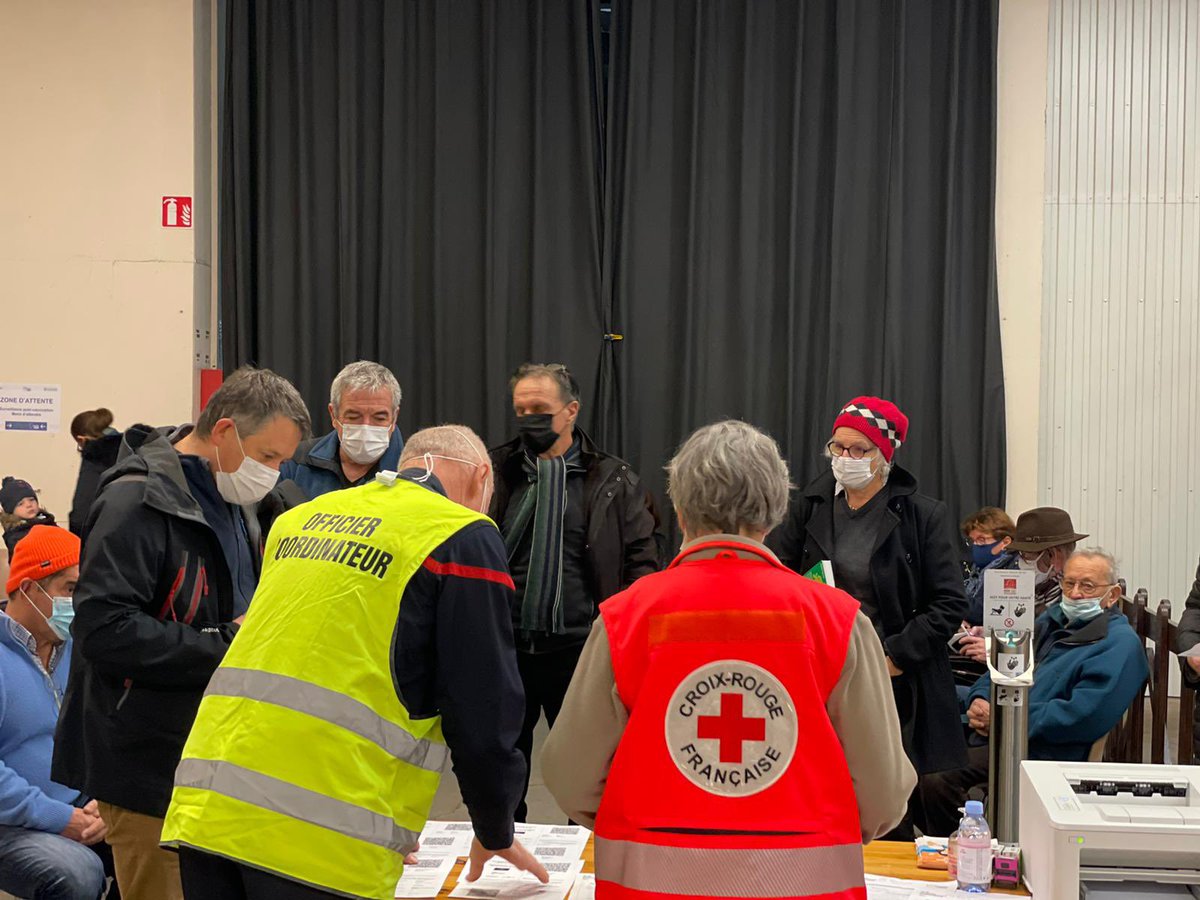 SDIS_74's tweet photo. Le centre de #vaccination de @rochexpo a rouvert hier avec une capacité de 500 injections / jour. Dès le 13 décembre, capacité de 800 injections / jour. Prenez RDV sur #DoctoLib. Accueil des personnes de 65 ans et + sans RDV, dans la mesure du possible. https://t.co/zh5mKNB7ly