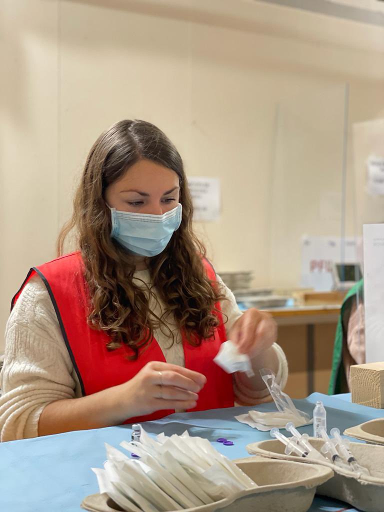 SDIS_74's tweet photo. Le centre de #vaccination de @rochexpo a rouvert hier avec une capacité de 500 injections / jour. Dès le 13 décembre, capacité de 800 injections / jour. Prenez RDV sur #DoctoLib. Accueil des personnes de 65 ans et + sans RDV, dans la mesure du possible. https://t.co/zh5mKNB7ly