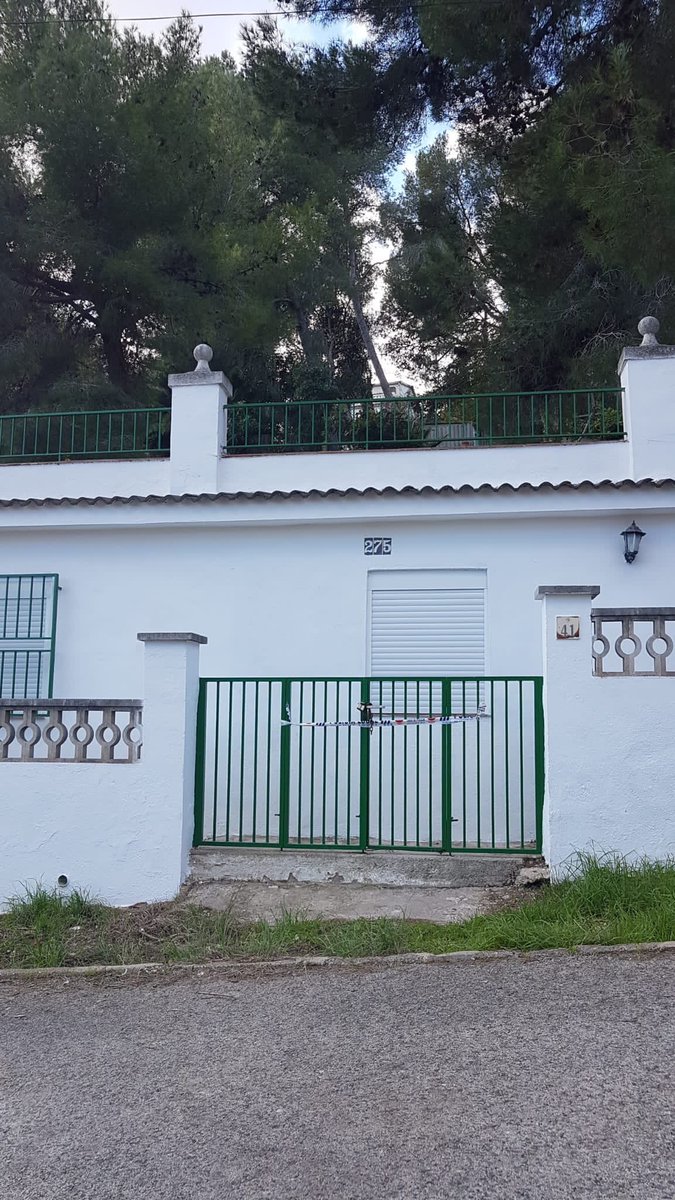 david16v1's tweet photo. Vecinos de Cunit 
Ayer hubo otro intento de ocupación en los jardines de Cunit, cada vez hay más casas ocupas y los vecinos nos sentimos indefensos con el miedo que algún día sea la tuya.
Por favor ayuda ‼️🆘#Ayuda @Ajuntamentcunit @diaridtarragona @TGNGob @ICATTarragona ⛔️ https://t.co/SF1Mbt41OI