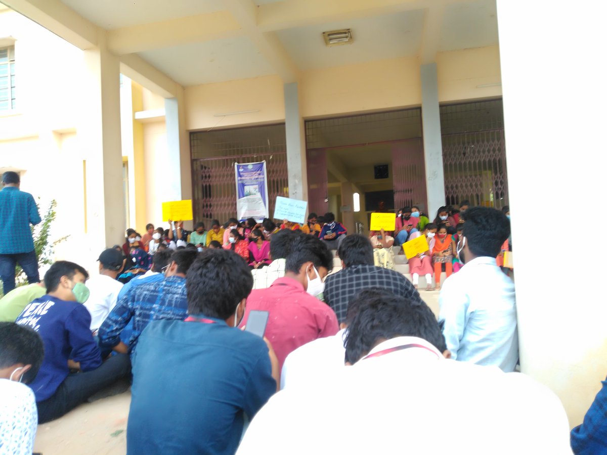 saikiran_28's tweet photo. We KU College Of Engg students protestng against converting of our Regular Courses (Civil,IT) to Self_Finance_Course since 3 days..Due to this there is fee increment of nearly 4 times(18k to 70k)
#savekucet #SaveKUCET @KTRTRS @SabithaindraTRS @DrTamilisaiGuv @TelanganaCMO https://t.co/VQ7ALAXqTm