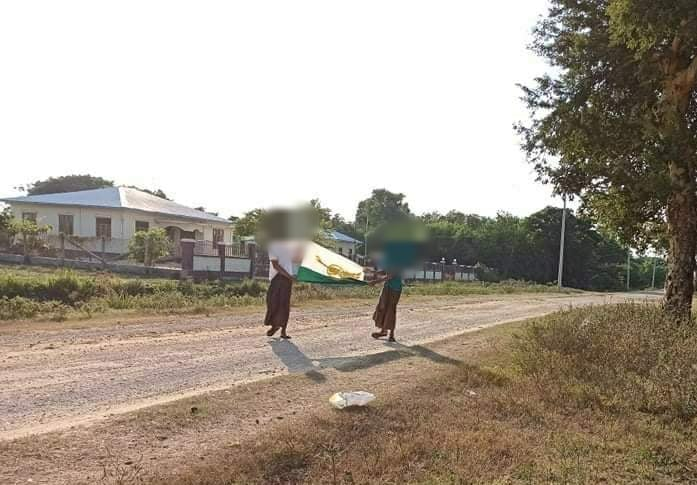 An Anti-Military Protest was Held by Basic Education Student's Union from BEHS(Shwe Pan Kone) at a village in #Wetlet Township, Sagaing Region on Dec 8.
#EndImpunity
#Dec8Coup 
#WhatsHappeningInMyanmar