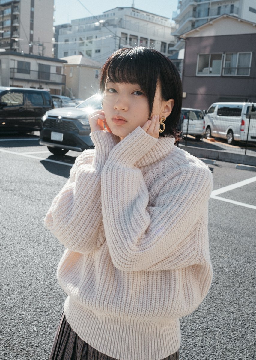 takerukohara's tweet photo. カメラのキタムラ"shasha"「#04 なんでもないただの道が好き 街撮り講座」公開されました！ 今回は街撮りでの背景の色の選び方について解説しています。海や山に比べ、いろいろなモノが混在する街中において、何を基準に背景を選んでいるのか。モデルはもちろん五味ちゃん！ 

https://t.co/3smk1wsoxP https://t.co/leox4Acr0K