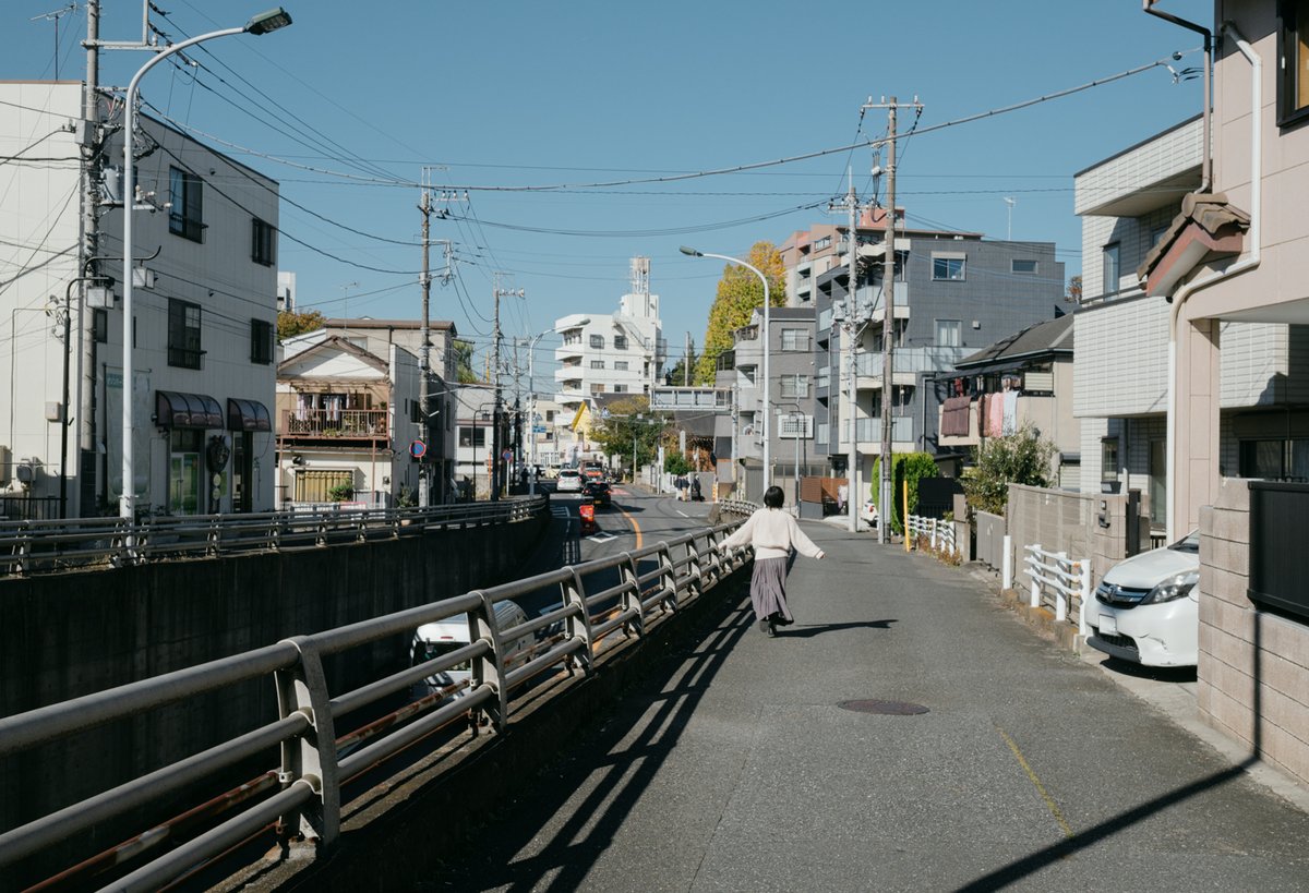 takerukohara's tweet photo. カメラのキタムラ"shasha"「#04 なんでもないただの道が好き 街撮り講座」公開されました！ 今回は街撮りでの背景の色の選び方について解説しています。海や山に比べ、いろいろなモノが混在する街中において、何を基準に背景を選んでいるのか。モデルはもちろん五味ちゃん！ 

https://t.co/3smk1wsoxP https://t.co/leox4Acr0K